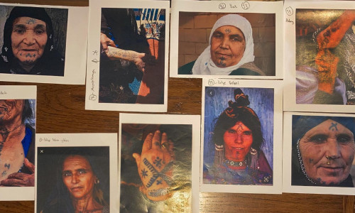 İZLER Koleksiyonu YOL sergisinde.